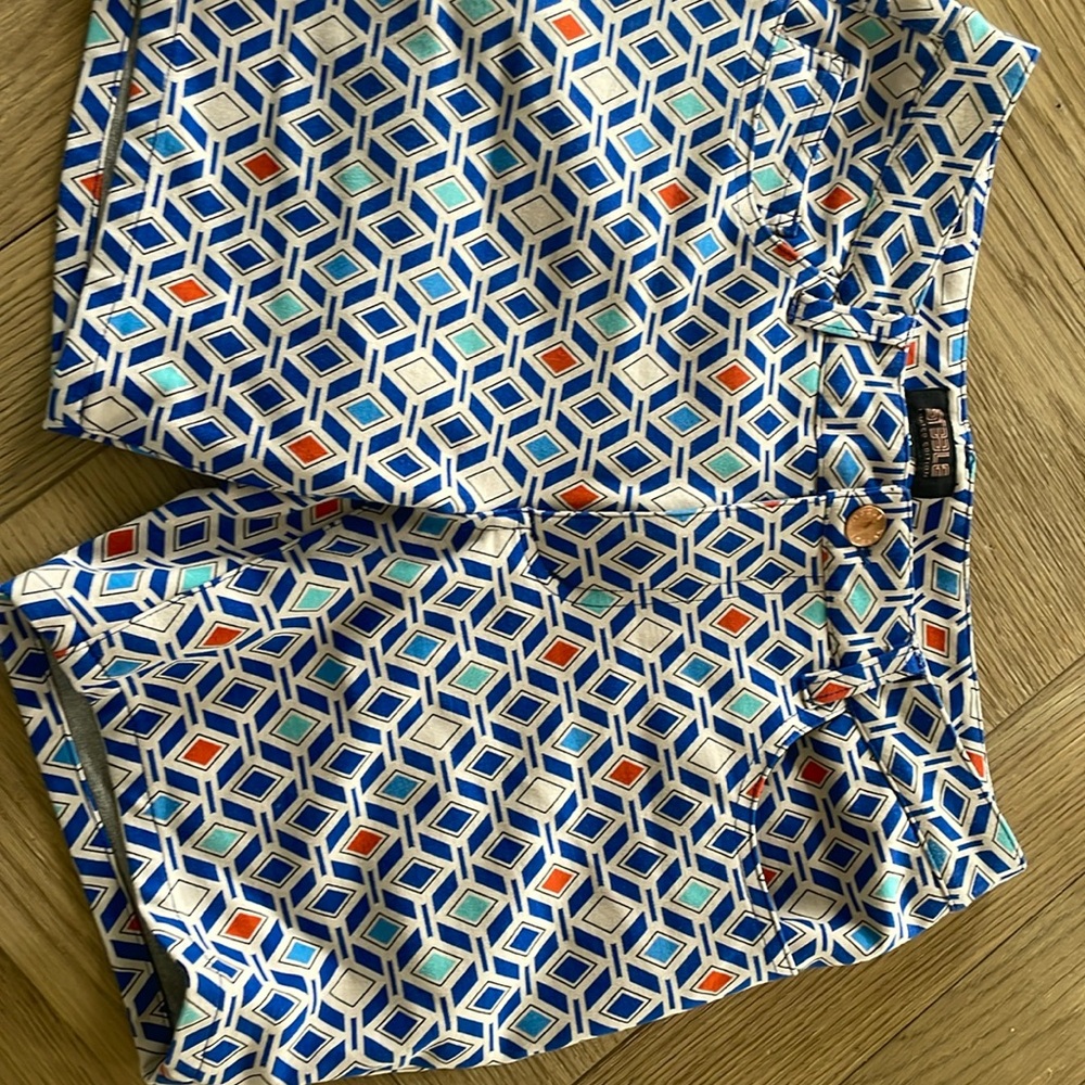 St33le shorts with a very cool design. Perfect edition to your summer wardrobe!